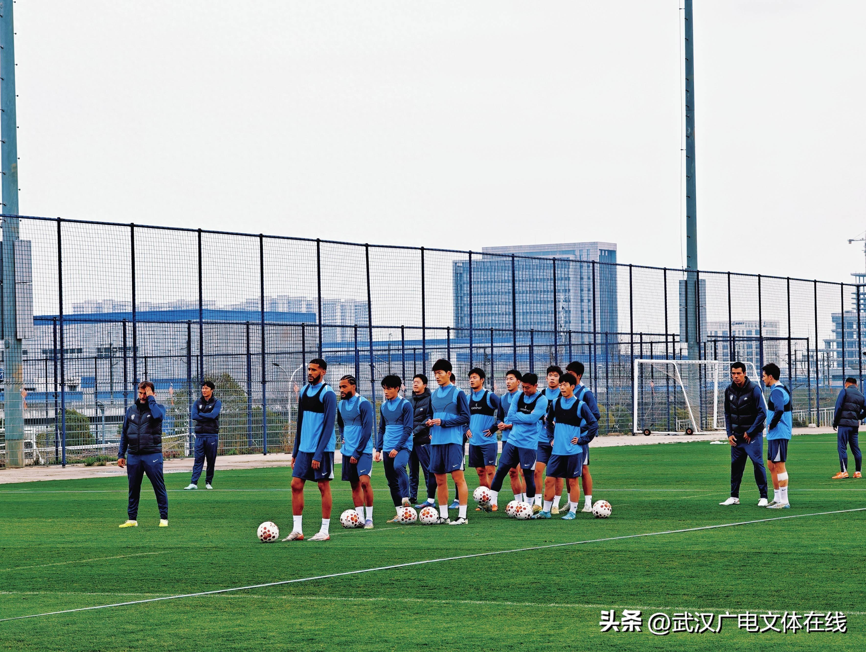 包含国际比赛日布鲁克林篮网备战英超西汉姆止住颓势备战足总杯，现场解说直呼：武汉三镇转会期单刀错失的词条